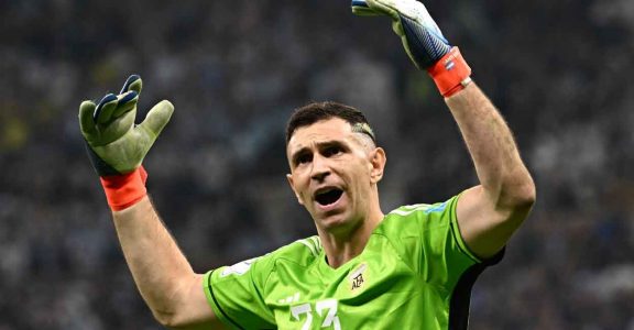 2023 Målvakt Emiliano Martínez slipper inn første mål i Argentina